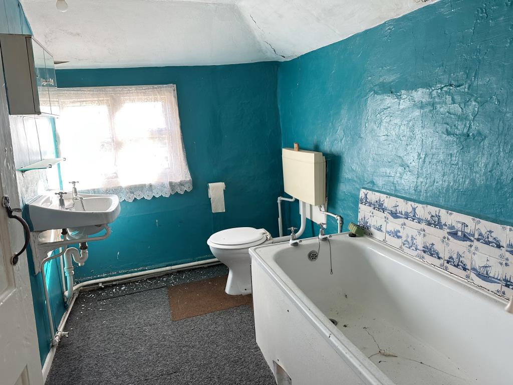 Lot: 162 - COMMERCIAL PREMISES WITH THREE-BEDROOM MAISONETTE CLOSE TO HIGH STREET FOR REPAIR - Flat - Bathroom